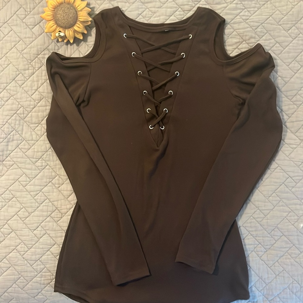 Cold shoulder lace front top 🌻